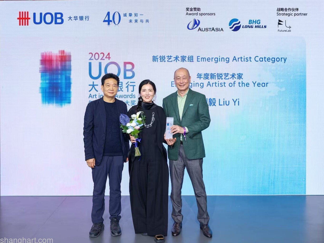 Left: Zhang Zikang (Former Director, Professor and Doctoral Tutor of the Art Museum of the Central Academy of Fine Arts); Centre: Liu Yi (ShanghART Artist); Right: Wong Yat Chong (Deputy Chairman and CEO of UOB Singapore);