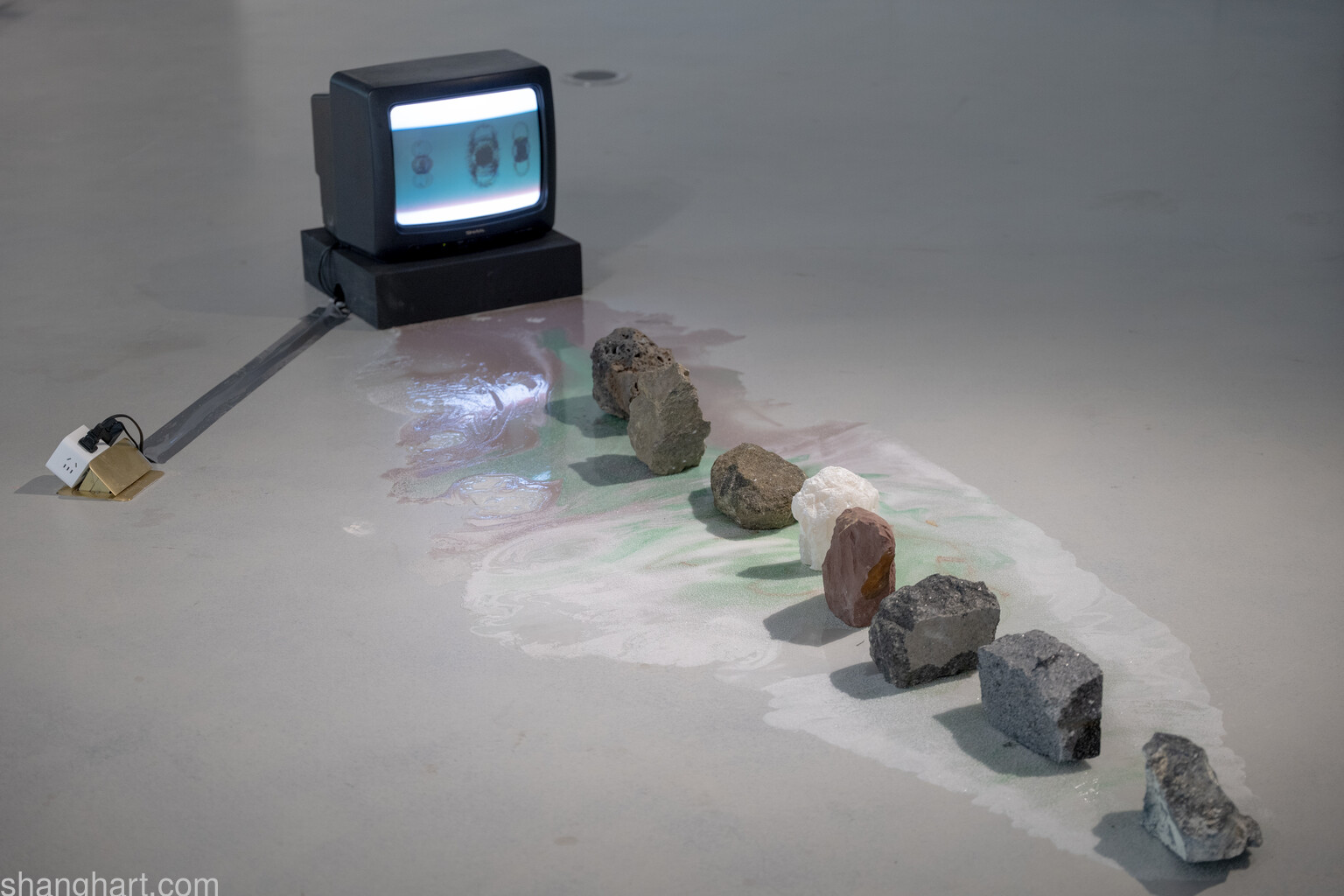 《胚胎河流》，2024，混合媒介装置（蛇绿岩套矿石、3D 打印、CRT显示器）