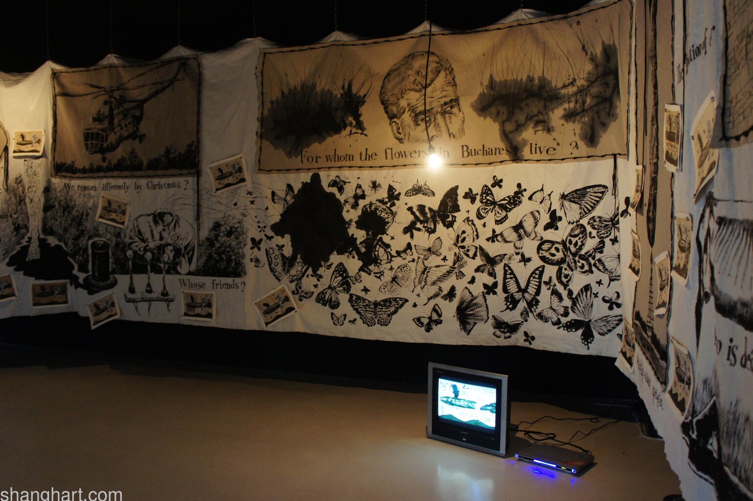 孙逊 齐奥塞斯库的飞艇, 2009 50幅纸上手绘（25 x 34 cm），1件布上综合媒材（228 x 2000 cm），一件视频